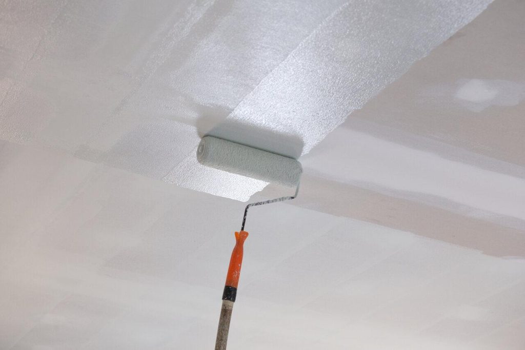 how to paint a ceiling: apply primer